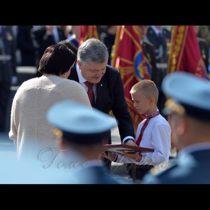 24 серпня 2017 військовий парад у Києві до Дня Незалежності.
Президент Петро Порошенко присвоїв звання Герой України з удостоєнням ордена 