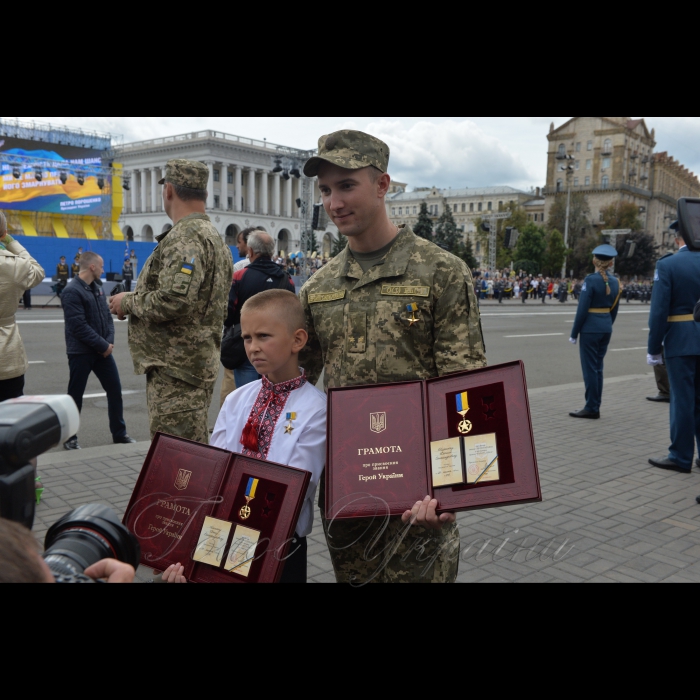 24 серпня 2017 військовий парад у Києві до Дня Незалежності.
Президент Петро Порошенко присвоїв звання Герой України з удостоєнням ордена 