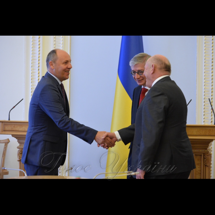 30 серпня 2017
Зустріч Голови Верховної Ради України Андрія Парубія з делегацією Світового Конгресу українців (СКУ) на чолі з Президентом Євгеном Чолієм.