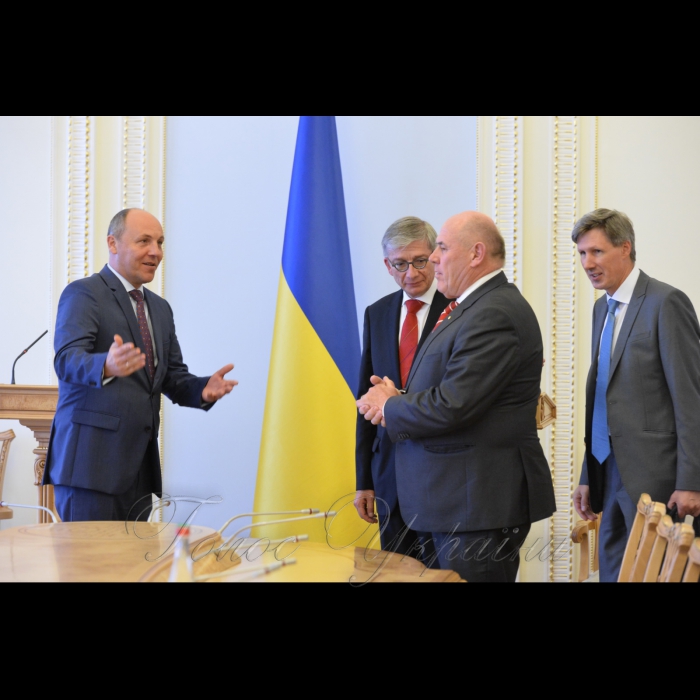 30 серпня 2017
Зустріч Голови Верховної Ради України Андрія Парубія з делегацією Світового Конгресу українців (СКУ) на чолі з Президентом Євгеном Чолієм.