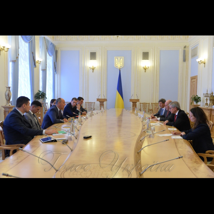 30 серпня 2017
Зустріч Голови Верховної Ради України Андрія Парубія з делегацією Світового Конгресу українців (СКУ) на чолі з Президентом Євгеном Чолієм.