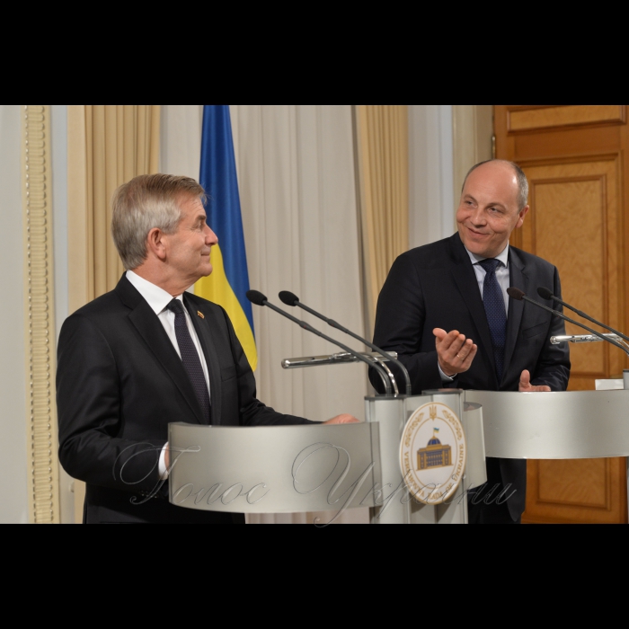 31 серпня 2017 зустріч Голови Верховної Ради України Андрія Парубія з Головою Сеймаса Литовської Республіки Вікторасом Пранцкєтісом, підхід Голови Верховної Ради України А.В.Парубія і Голови Сеймаса Литовської Республіки В.Пранцкєтіса до преси, огляд сесійної зали Верховної Ради України.