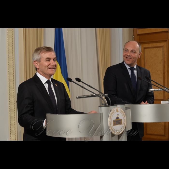31 серпня 2017 зустріч Голови Верховної Ради України Андрія Парубія з Головою Сеймаса Литовської Республіки Вікторасом Пранцкєтісом, підхід Голови Верховної Ради України А.В.Парубія і Голови Сеймаса Литовської Республіки В.Пранцкєтіса до преси, огляд сесійної зали Верховної Ради України.