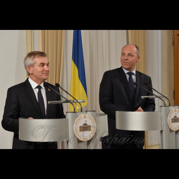 31 серпня 2017 зустріч Голови Верховної Ради України Андрія Парубія з Головою Сеймаса Литовської Республіки Вікторасом Пранцкєтісом, підхід Голови Верховної Ради України А.В.Парубія і Голови Сеймаса Литовської Республіки В.Пранцкєтіса до преси, огляд сесійної зали Верховної Ради України.
