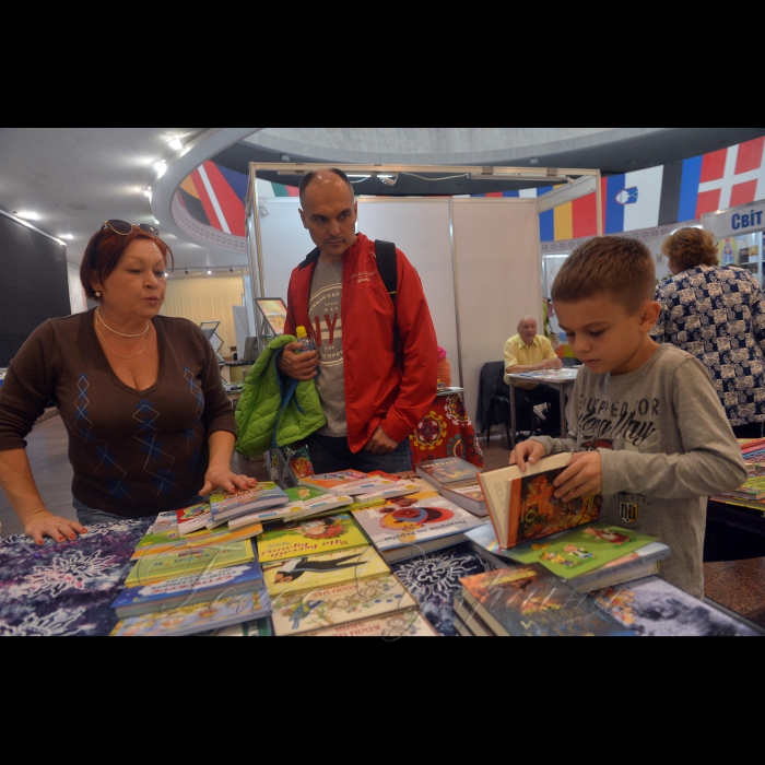 31 серпня 2017 книжкова виставка до Дня Знань 
