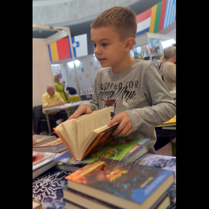 31 серпня 2017 книжкова виставка до Дня Знань 