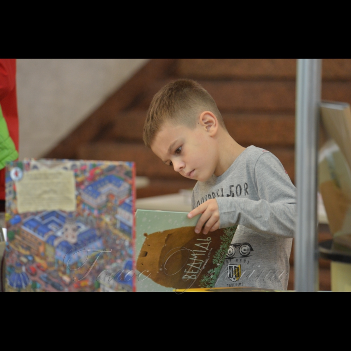 31 серпня 2017 книжкова виставка до Дня Знань 
