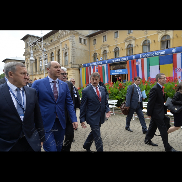 6 вересня 2017 робочій візит Голови ВР України Андрія Парубія до Республіки Польша для участі у Конференції «Європа Карпат» в рамках ХХVII міжнародного економічного форуму.
Зустріч Голови ВР України Андрія Парубія з Маршалком Сейму Республіки Польша Марком Кухцінським.