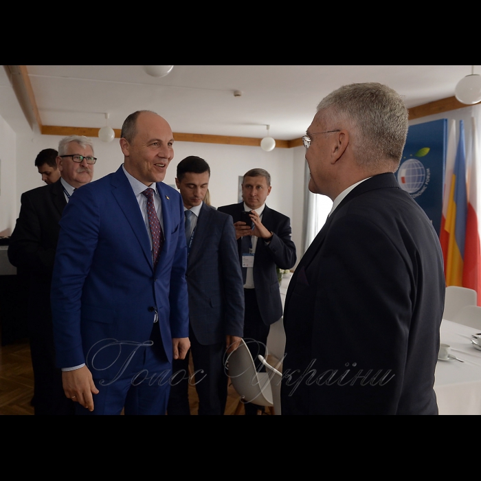 6 вересня 2017 робочій візит Голови ВР України Андрія Парубія до Республіки Польща для участі у Конференції -Європа Карпат- у рамках ХХVII міжнародного економічного форуму.
Зустріч Голови ВР України Андрія Парубія з Маршалком Сенату Республіки Польша Станіславом Карчевським.