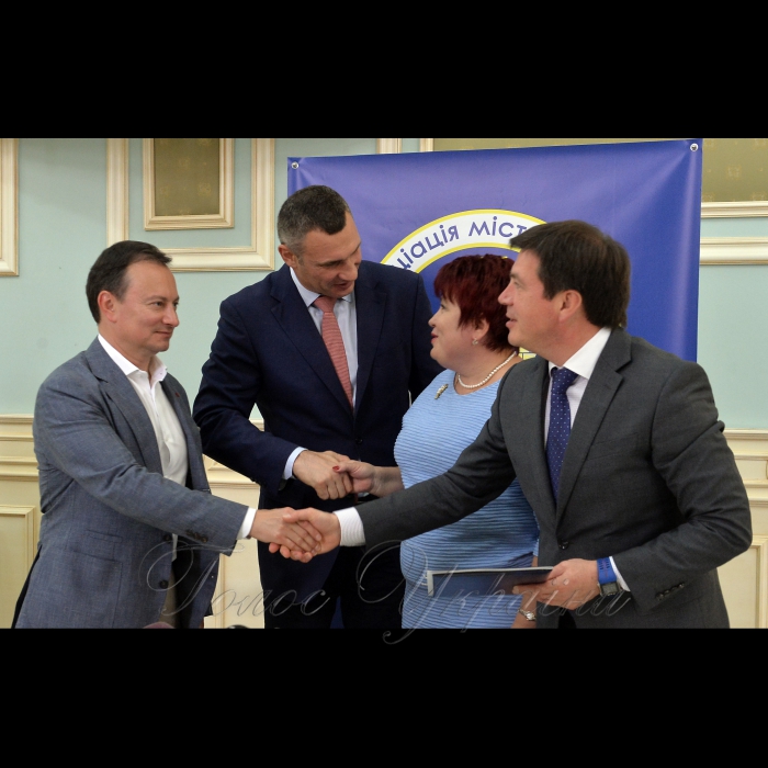 8 вересня 2017 підписання Меморандуму про співпрацю між Асоціацією міст України, Міністерством регіонального розвитку, будівництва та ЖКГ України та Всеукраїнською Радою голів ОСББ. Співпраця спрямована на забезпечення співвласників багатоквартирних будинків житлово-комунальними послугами належної якості, за рахунок ефективного управління житловим фондом. Підписанти: голова Асоціації міст України Віталій Кличко, віце-прем’єр-міністр - міністр регіонального розвитку, будівництва та ЖКГ Геннадій Зубко, президент Ради голів ОСББ Наталія Олійник.