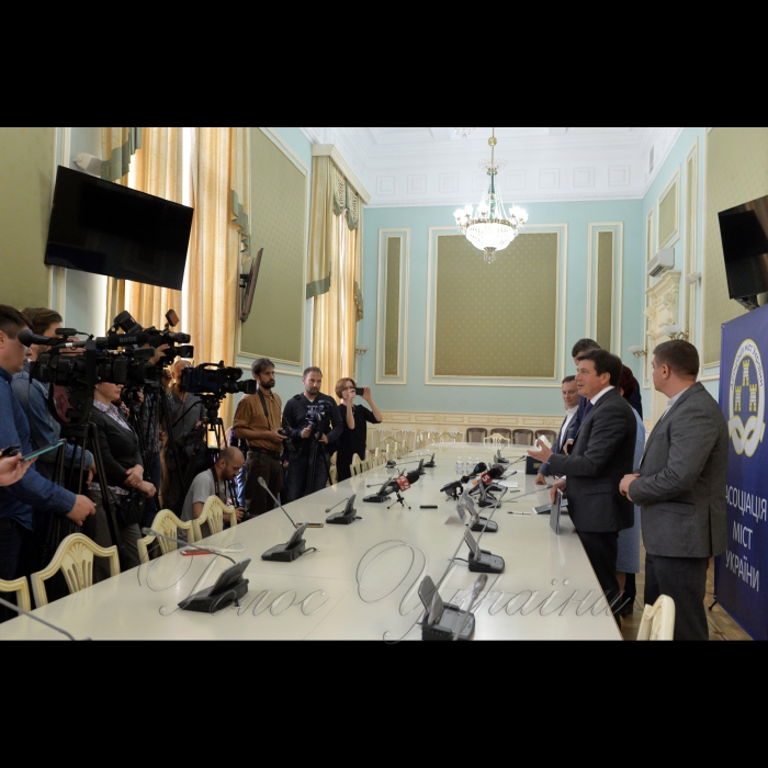 8 вересня 2017 підписання Меморандуму про співпрацю між Асоціацією міст України, Міністерством регіонального розвитку, будівництва та ЖКГ України та Всеукраїнською Радою голів ОСББ. Співпраця спрямована на забезпечення співвласників багатоквартирних будинків житлово-комунальними послугами належної якості, за рахунок ефективного управління житловим фондом. Підписанти: голова Асоціації міст України Віталій Кличко, віце-прем’єр-міністр - міністр регіонального розвитку, будівництва та ЖКГ Геннадій Зубко, президент Ради голів ОСББ Наталія Олійник.