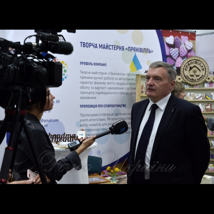 12 вересня 2017 Київ. У рамках дводенної виставки “Схід-Експо 2017”, яка вчора відкрилася у приміщенні  столічної Торгово-промислової палати України, за участю провідних підприємств малого та середнього бізнесу Донецької та Луганської областей, відкриває новий Донбас – регіон, що динамічно розвивається та генерує можливості для взаємовигідного ділового співробітництва зі всіею Україной.
Голова Луганської обласної військово-цивільної адміністрації Юрій Гарбуз.