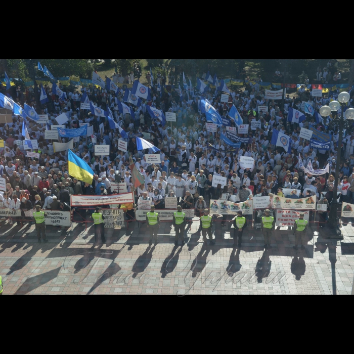19 вересня 2017 біля ВР України відбулися акції медиків та матерів полонених.