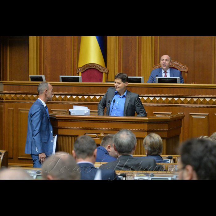 19 вересня 2017 засідання Верховної Ради України.
Андрій Кожем’якін Батьківщина, Руслан Князевич БПП, Андрій Парубій - голова ВР.