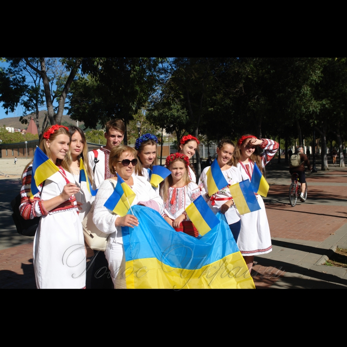 20 вересня 2017 у Барселоні пройшов масштабний фестиваль української культури.
Учасники фестивалю  та представники української діаспори в Іспанії в українських строях та під прапорами України й Іспанії пройшли містом. Заключний фестиваль на площі Віррей Амат тривав понад п’ять годин.  Тут же проходили частування короваями, майстер-класи, конкурси, зокрема на кращу вишиванку,  презентація української кухні, показ колекцій народного одягу та моделей у стилі етно від шоу-театру костюмів «Панночка», дизайн-студії «Артіль-моди», відомої дизайнерки Олесі Теліженко.
