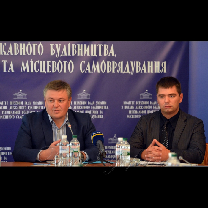 28 вересня 2017 на підтримку реформи децентралізації Апарат Верховної Ради України разом з Комітетом Верховної Ради України з питань державного будівництва, регіональної політики та місцевого самоврядування провів практикум з нормотворчості для фахівців органів місцевого самоврядування з питань соціального захисту населення. Програма реалізується спільно з Асоціацією міст України в рамках проекту «ПУЛЬС», що впроваджується за підтримки USAID.
Олександр Мартиненко (ліворуч) заступник керівника Апарату Верховної Ради України та Назар Миколюк аналітик Аналітичного центру Асоціацією міст України з питань соціального захисту.