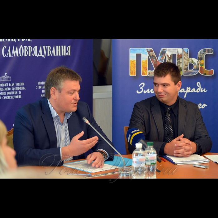 28 вересня 2017 на підтримку реформи децентралізації Апарат Верховної Ради України разом з Комітетом Верховної Ради України з питань державного будівництва, регіональної політики та місцевого самоврядування провів практикум з нормотворчості для фахівців органів місцевого самоврядування з питань соціального захисту населення. Програма реалізується спільно з Асоціацією міст України в рамках проекту «ПУЛЬС», що впроваджується за підтримки USAID.
Олександр Мартиненко (ліворуч) заступник керівника Апарату Верховної Ради України та Назар Миколюк аналітик Аналітичного центру Асоціацією міст України з питань соціального захисту.