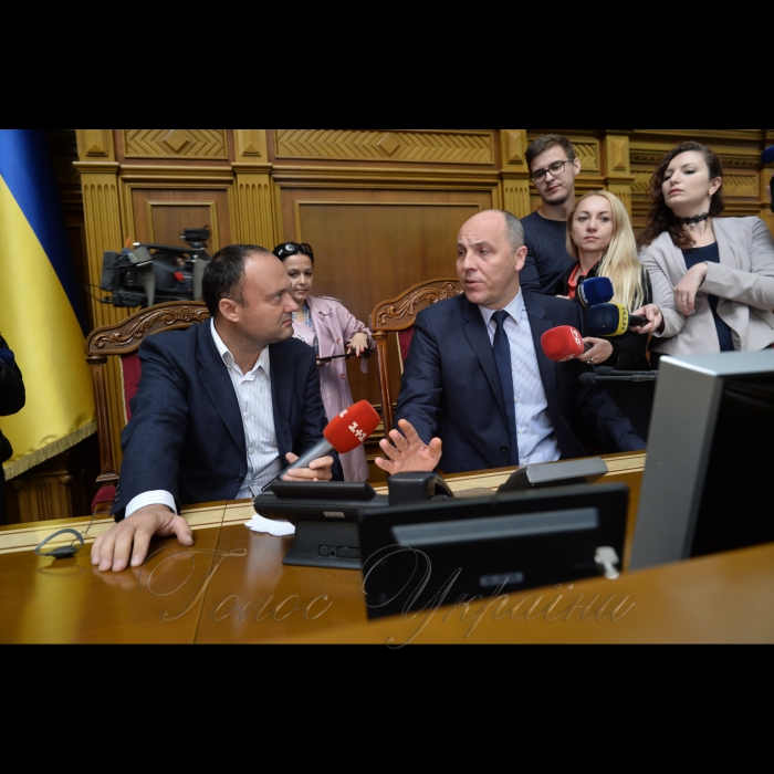 28 вересня 2017 екскурсія для представників ЗМІ по історичній будівлі Верховної Ради України. Ознайомлення з історією будинку, раритетами Верховної Ради, експозицією історії парламентаризму.