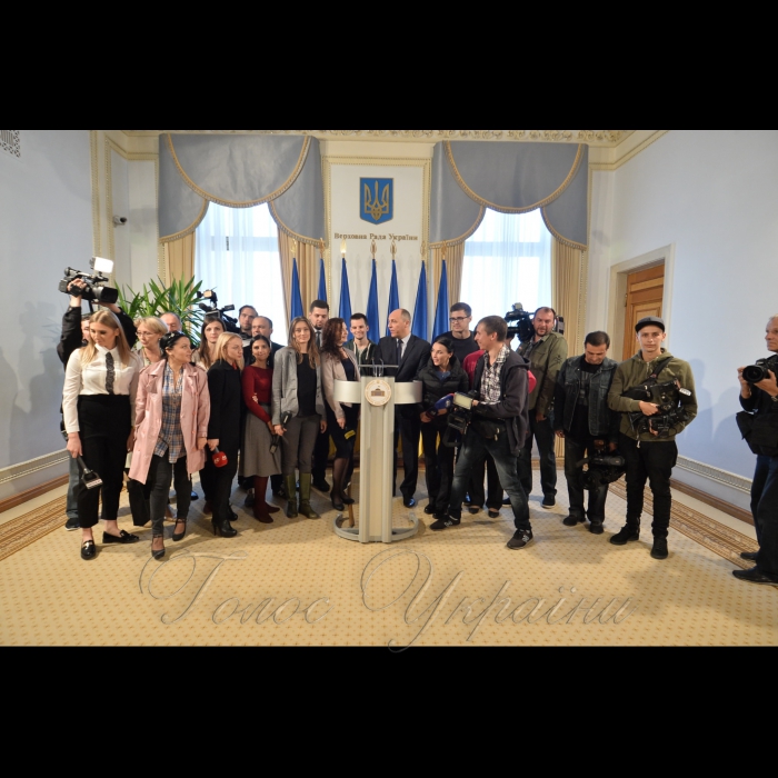 28 вересня 2017 екскурсія для представників ЗМІ по історичній будівлі Верховної Ради України. Ознайомлення з історією будинку, раритетами Верховної Ради, експозицією історії парламентаризму.