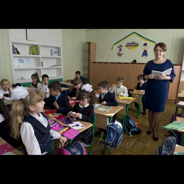 29 вересня 2017 День Вчителя.
Київ. Святошинський район. Середня загальноосвітня школа №27, 1-в клас. Вчителька Алла Чумакова.