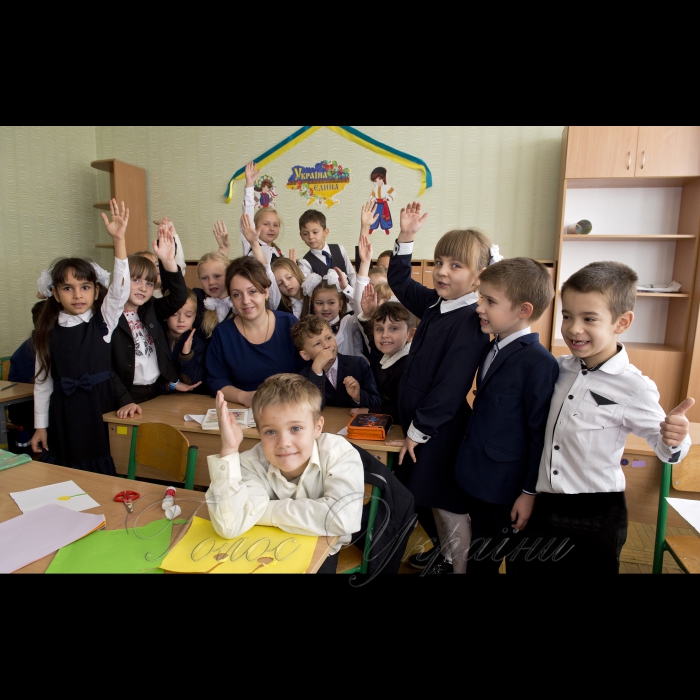 29 вересня 2017 День Вчителя.
Київ. Святошинський район. Середня загальноосвітня школа №27, 1-в клас. Вчителька Алла Чумакова.