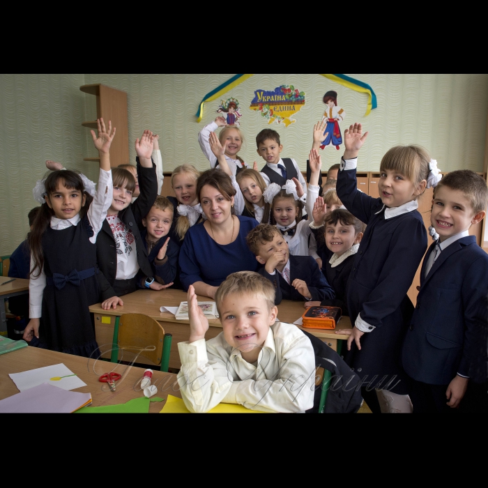 29 вересня 2017 День Вчителя.
Київ. Святошинський район. Середня загальноосвітня школа №27, 1-в клас. Вчителька Алла Чумакова.