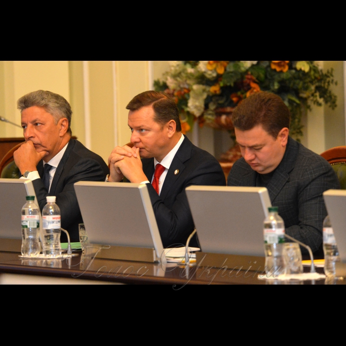 2 жовтня 2017 засідання погоджувальної ради.
Юрій Бойко (ОП), Олег Ляшко (РП), Віктор Бондар (Відродження).