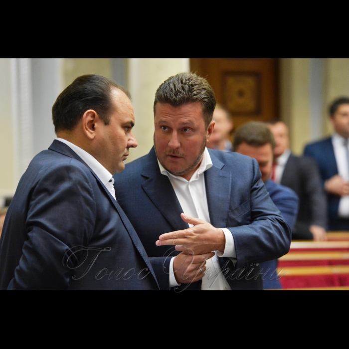 3 жовтня 2017 засідання ВР.
Віталій Барвиненко, Антон Яценко Відродження.