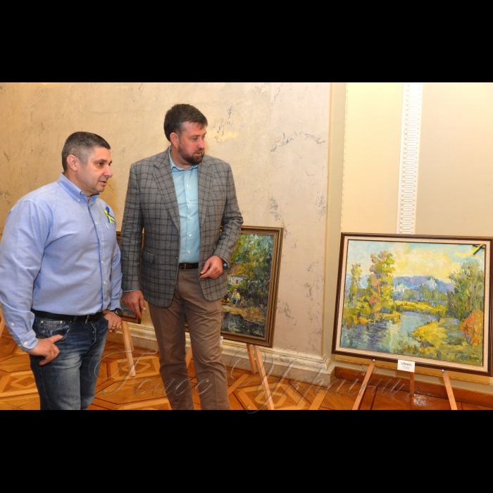 4 жовтня 2017 у Верховній Раді відкрилася виставка картин «Донецьк – це Україна».
У кулуарах 3 поверху Верховної Ради України відкрилася виставка картин художника Сергія Сметанкіна. На думку художника, ця експозиція повинна привернути увагу до проблем відновлення Донецького регіону. 
Сергій Сметанкін народився у 1968 році у м. Слов'янську Донецької області. Член Національної спілки художників України. 