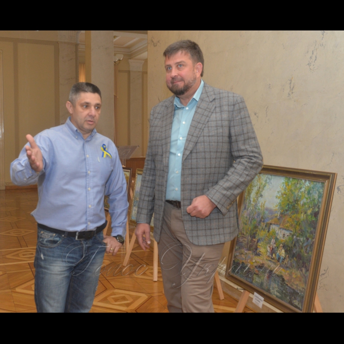4 жовтня 2017 у Верховній Раді відкрилася виставка картин «Донецьк – це Україна».
У кулуарах 3 поверху Верховної Ради України відкрилася виставка картин художника Сергія Сметанкіна. На думку художника, ця експозиція повинна привернути увагу до проблем відновлення Донецького регіону. 
Сергій Сметанкін народився у 1968 році у м. Слов'янську Донецької області. Член Національної спілки художників України. 