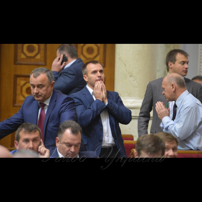5 жовтня 2017 вечірнє пленарне засідання Верховної Ради України.
Розгяд за скороченою процедурою Проекту Закону про особливості державної політики із забезпечення державного суверенітету України над тимчасово окупованими територіями в Донецькій та Луганській областях (Законопроект 7163).