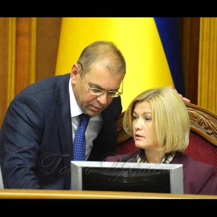 5 жовтня 2017 вечірнє пленарне засідання Верховної Ради України.
Розгяд за скороченою процедурою Проекту Закону про особливості державної політики із забезпечення державного суверенітету України над тимчасово окупованими територіями в Донецькій та Луганській областях (Законопроект 7163). Сергій Пашинський, перший заступник Голови Верховної Ради України Ірина Геращенко.