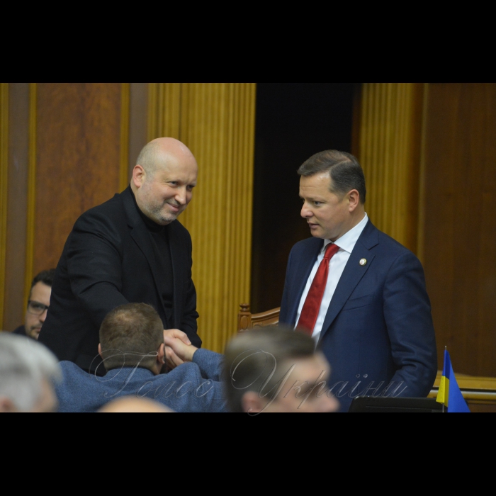 5 жовтня 2017 вечірнє пленарне засідання Верховної Ради України.
Розгяд за скороченою процедурою Проекту Закону про особливості державної політики із забезпечення державного суверенітету України над тимчасово окупованими територіями в Донецькій та Луганській областях (Законопроект 7163).
Олександр Турчинов, Олег Ляшко.