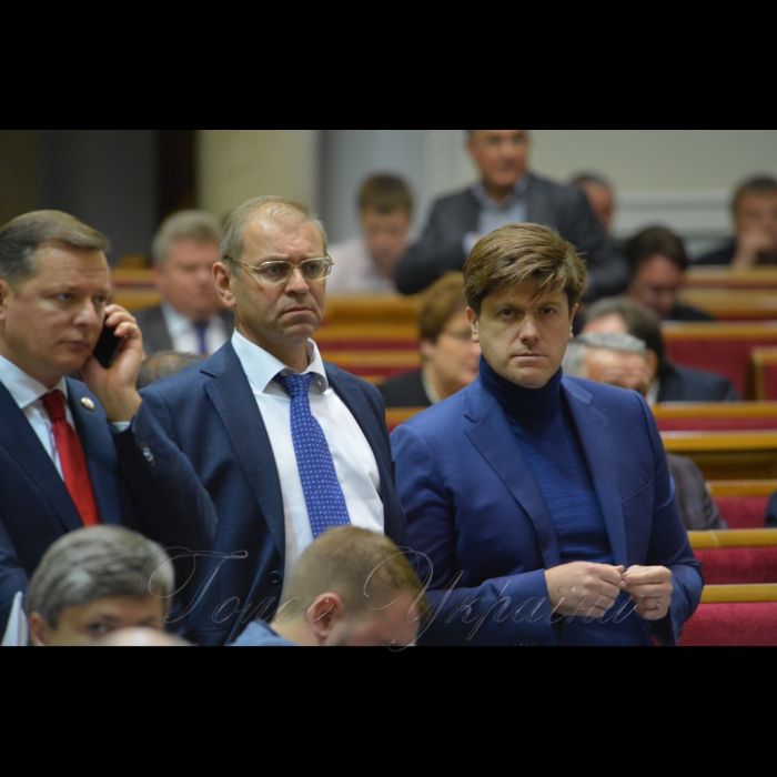 5 жовтня 2017 вечірнє пленарне засідання Верховної Ради України.
Розгяд за скороченою процедурою Проекту Закону про особливості державної політики із забезпечення державного суверенітету України над тимчасово окупованими територіями в Донецькій та Луганській областях (Законопроект 7163).