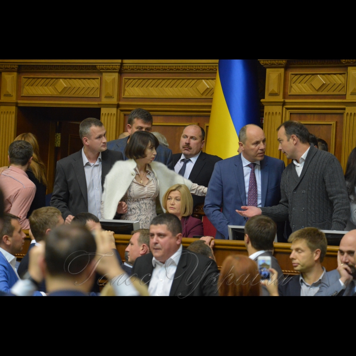 5 жовтня 2017 вечірнє пленарне засідання Верховної Ради України.
Розгяд за скороченою процедурою Проекту Закону про особливості державної політики із забезпечення державного суверенітету України над тимчасово окупованими територіями в Донецькій та Луганській областях (Законопроект 7163).