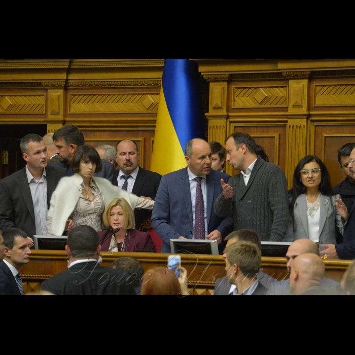 5 жовтня 2017 вечірнє пленарне засідання Верховної Ради України.
Розгяд за скороченою процедурою Проекту Закону про особливості державної політики із забезпечення державного суверенітету України над тимчасово окупованими територіями в Донецькій та Луганській областях (Законопроект 7163). Блокування трибуни.