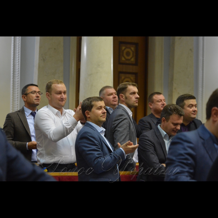 5 жовтня 2017 вечірнє пленарне засідання Верховної Ради України.
Розгяд за скороченою процедурою Проекту Закону про особливості державної політики із забезпечення державного суверенітету України над тимчасово окупованими територіями в Донецькій та Луганській областях (Законопроект 7163).