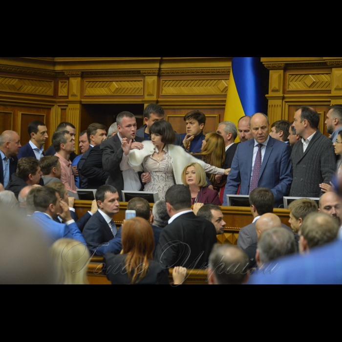 5 жовтня 2017 вечірнє пленарне засідання Верховної Ради України.
Розгяд за скороченою процедурою Проекту Закону про особливості державної політики із забезпечення державного суверенітету України над тимчасово окупованими територіями в Донецькій та Луганській областях (Законопроект 7163). Блокування трибуни.