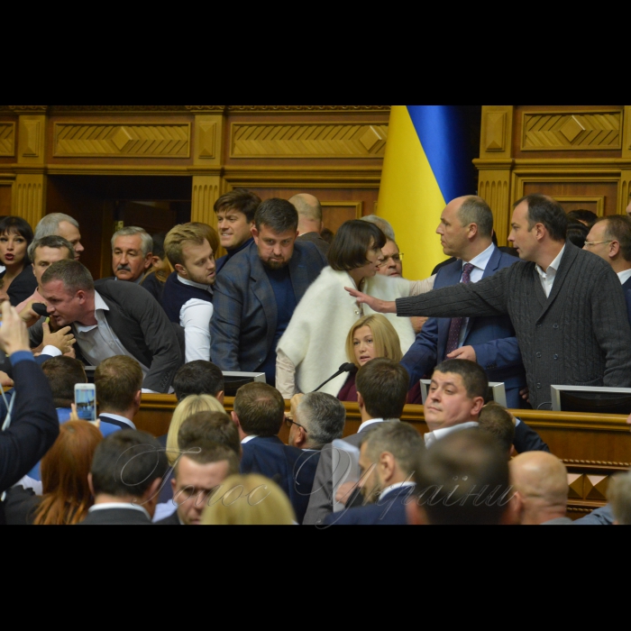5 жовтня 2017 вечірнє пленарне засідання Верховної Ради України.
Розгяд за скороченою процедурою Проекту Закону про особливості державної політики із забезпечення державного суверенітету України над тимчасово окупованими територіями в Донецькій та Луганській областях (Законопроект 7163). Блокування трибуни.