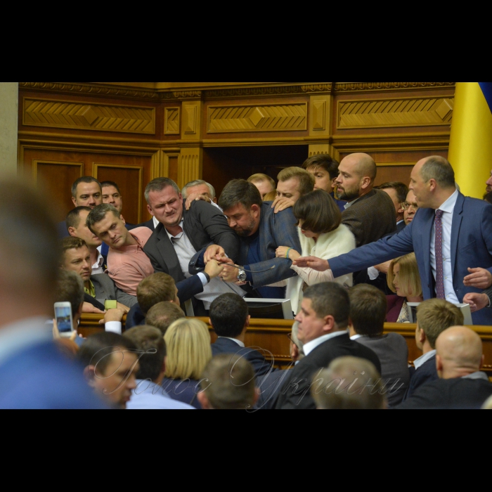 5 жовтня 2017 вечірнє пленарне засідання Верховної Ради України.
Розгяд за скороченою процедурою Проекту Закону про особливості державної політики із забезпечення державного суверенітету України над тимчасово окупованими територіями в Донецькій та Луганській областях (Законопроект 7163). Блокування трибуни.
