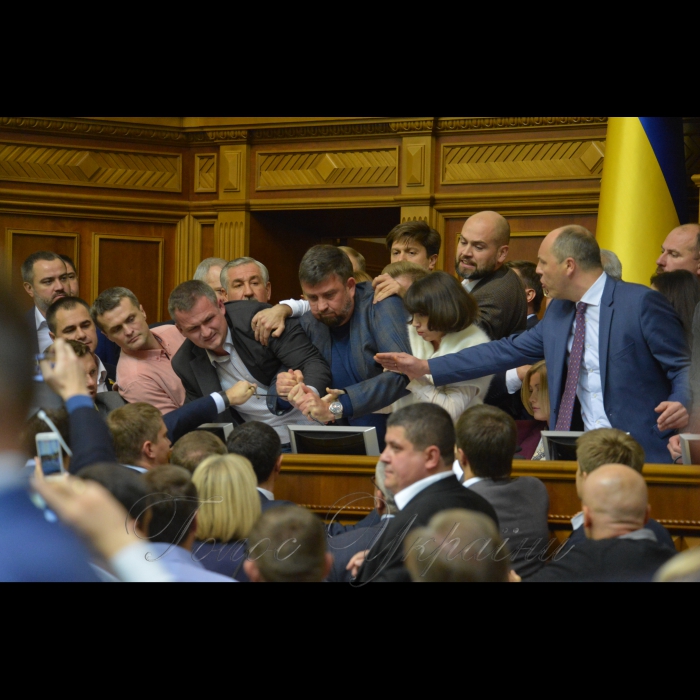 5 жовтня 2017 вечірнє пленарне засідання Верховної Ради України.
Розгяд за скороченою процедурою Проекту Закону про особливості державної політики із забезпечення державного суверенітету України над тимчасово окупованими територіями в Донецькій та Луганській областях (Законопроект 7163). Блокування трибуни.