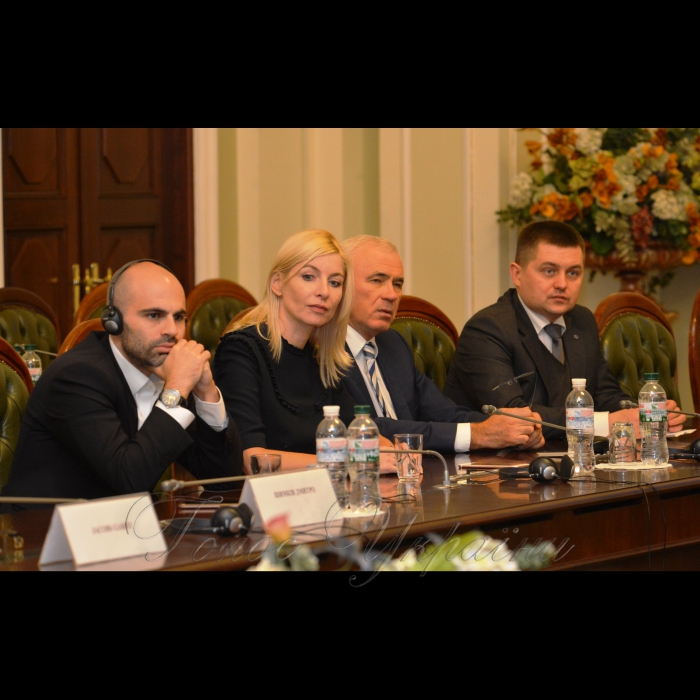 4 ЖОВТНЯ 2017 «Круглий стіл» на тему: «Майбутнє української освіти в часи динамічних змін та невизначеності в світі» (вул. Грушевського, 5, конференц-зал).
Організатор заходу - народний депутат України Микола Кучер та Владислав Голуб. У 