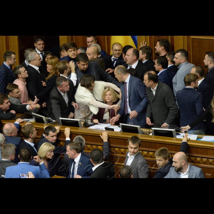 5 жовтня 2017 вечірнє пленарне засідання Верховної Ради України. Розгяд за скороченою процедурою Проекту Закону про особливості державної політики із забезпечення державного суверенітету України над тимчасово окупованими територіями в Донецькій та Луганській областях (Законопроект 7163) блокування трибуни.