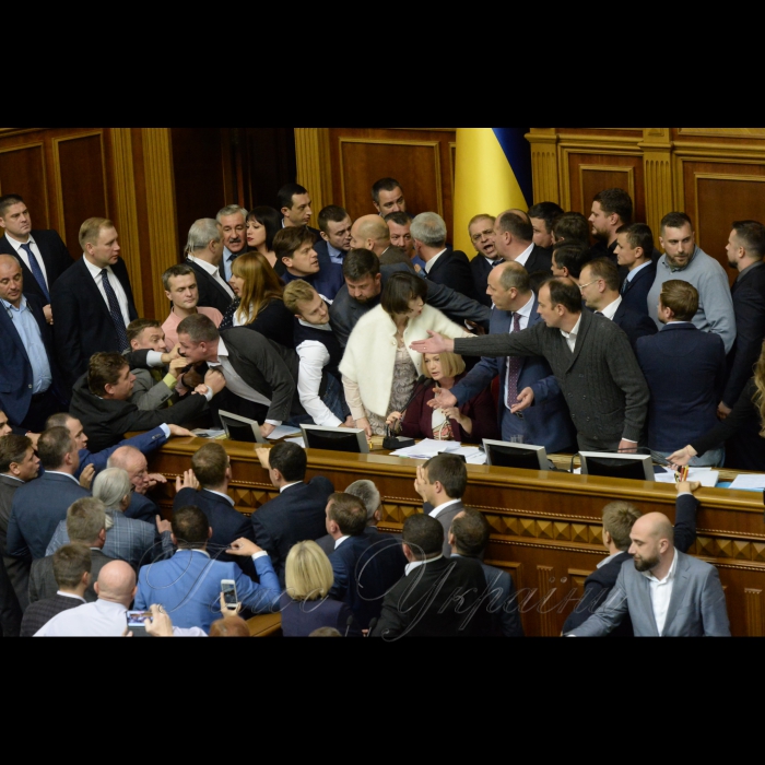5 жовтня 2017 вечірнє пленарне засідання Верховної Ради України. Розгяд за скороченою процедурою Проекту Закону про особливості державної політики із забезпечення державного суверенітету України над тимчасово окупованими територіями в Донецькій та Луганській областях (Законопроект 7163) блокування трибуни.