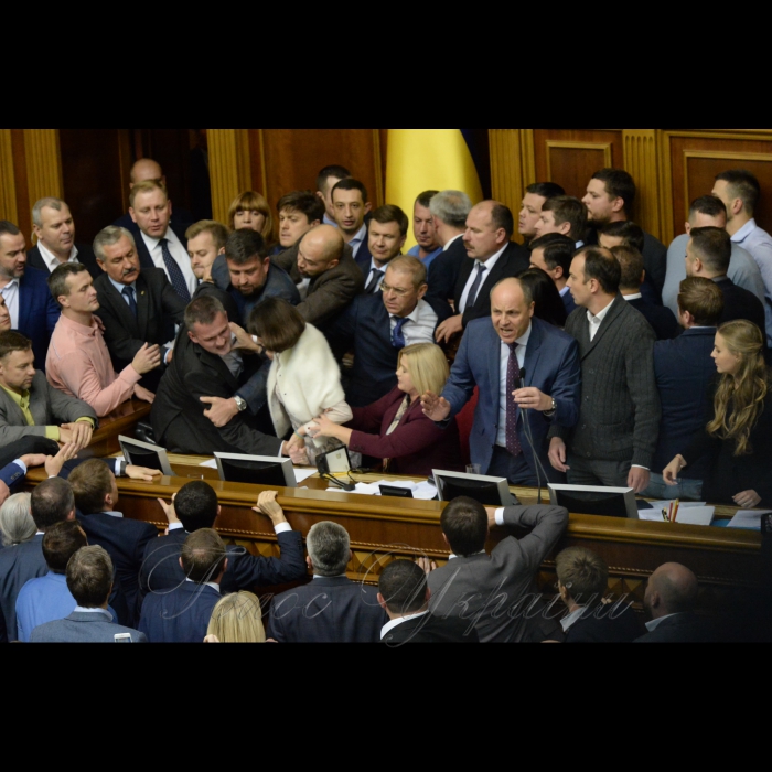 5 жовтня 2017 вечірнє пленарне засідання Верховної Ради України. Розгяд за скороченою процедурою Проекту Закону про особливості державної політики із забезпечення державного суверенітету України над тимчасово окупованими територіями в Донецькій та Луганській областях (Законопроект 7163) блокування трибуни.