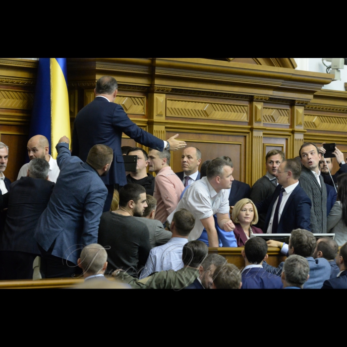 5 жовтня 2017 вечірнє пленарне засідання Верховної Ради України. Розгяд за скороченою процедурою Проекту Закону про особливості державної політики із забезпечення державного суверенітету України над тимчасово окупованими територіями в Донецькій та Луганській областях (Законопроект 7163) блокування трибуни.