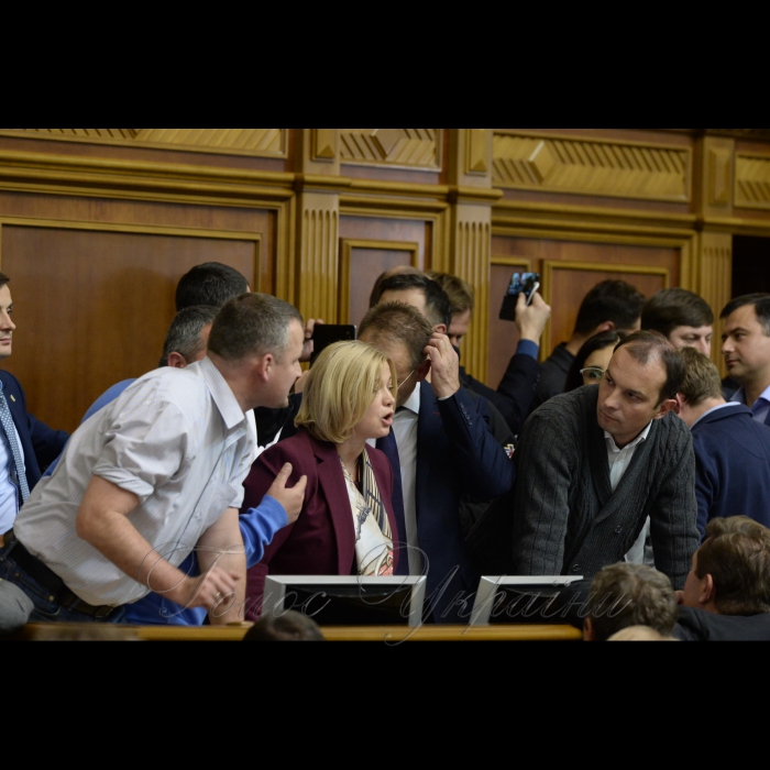 5 жовтня 2017 вечірнє пленарне засідання Верховної Ради України. Розгяд за скороченою процедурою Проекту Закону про особливості державної політики із забезпечення державного суверенітету України над тимчасово окупованими територіями в Донецькій та Луганській областях (Законопроект 7163) блокування трибуни.