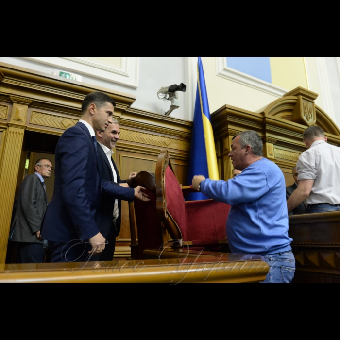 5 жовтня 2017 вечірнє пленарне засідання Верховної Ради України. Розгяд за скороченою процедурою Проекту Закону про особливості державної політики із забезпечення державного суверенітету України над тимчасово окупованими територіями в Донецькій та Луганській областях (Законопроект 7163) блокування трибуни.