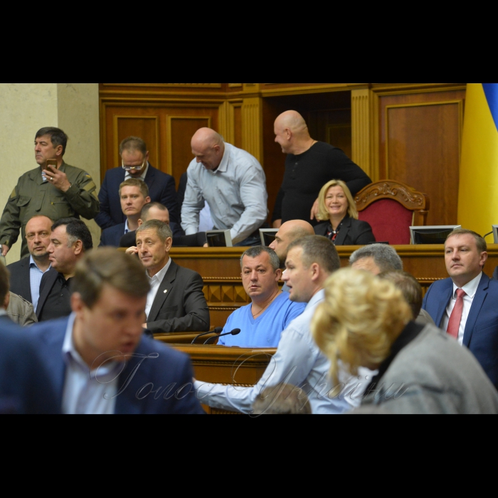 6 жовтня 2017 відбулося ранкове пленарне засідання Верховної Ради України.
Голова Верховної Ради України Андрій Парубій, відкривши ранкове засідання, нагадав, що зараз буде продовжено розгляд законопроектів про особливості державної політики із забезпечення державного суверенітету України над тимчасово окупованими територіями в Донецькій та Луганській областях.
В обговоренні законопроекту взяли участь представники депутатських фракцій і груп.
Представники фракцій заявляли про вимоги вилучити з тексту законопроекту будь-які норми, які стосуються посилання на Мінські угоди. 
Промовці також пропонували включити до законопроекту положення про деокупацію Криму. 
За результатами голосування законопроект 233 голосами прийнято за основу.