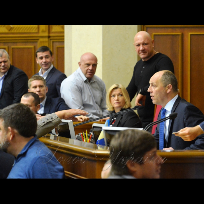 6 жовтня 2017 відбулося ранкове пленарне засідання Верховної Ради України.
Голова Верховної Ради України Андрій Парубій, відкривши ранкове засідання, нагадав, що зараз буде продовжено розгляд законопроектів про особливості державної політики із забезпечення державного суверенітету України над тимчасово окупованими територіями в Донецькій та Луганській областях.
В обговоренні законопроекту взяли участь представники депутатських фракцій і груп.
Представники фракцій заявляли про вимоги вилучити з тексту законопроекту будь-які норми, які стосуються посилання на Мінські угоди. 
Промовці також пропонували включити до законопроекту положення про деокупацію Криму. 
За результатами голосування законопроект 233 голосами прийнято за основу.